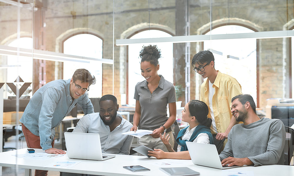 Grupo de personas de negocios con una comunicación efectiva y trabajo en equipo