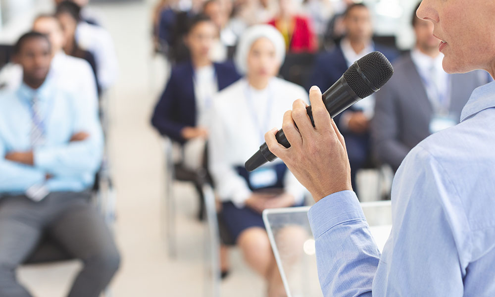 Sala con personas atendiendo al curso Oratoria y Construcción del Discurso