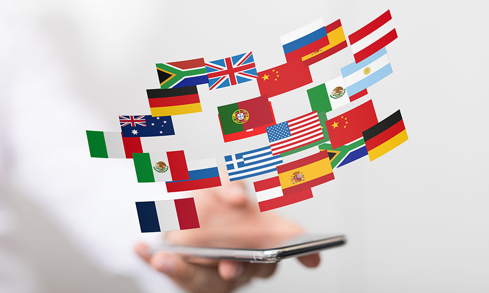 Teléfono mostrando contenido de marketing internacional