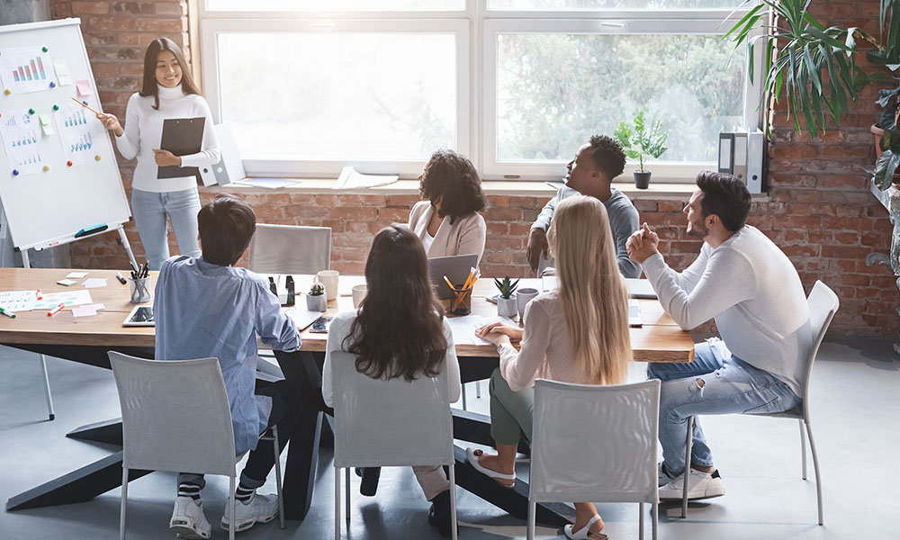 Sala de trabajo realizando un plan de marketing empresarial