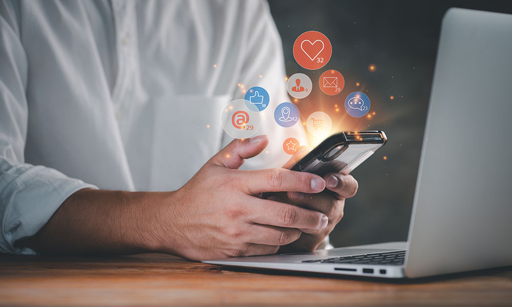 Un hombre maneja las redes sociales en su teléfono