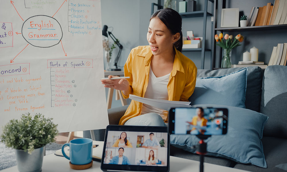 Una mujer aplicando las herramientas digitales como innovación educativa