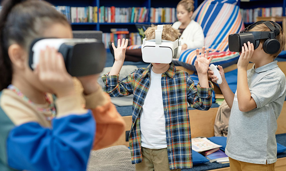 Niños y niñas utilizando contenidos digitales como recurso de gamificación y mobile learning
