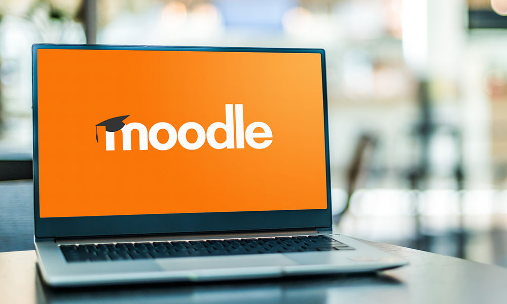 Portátil con el software de Moodle