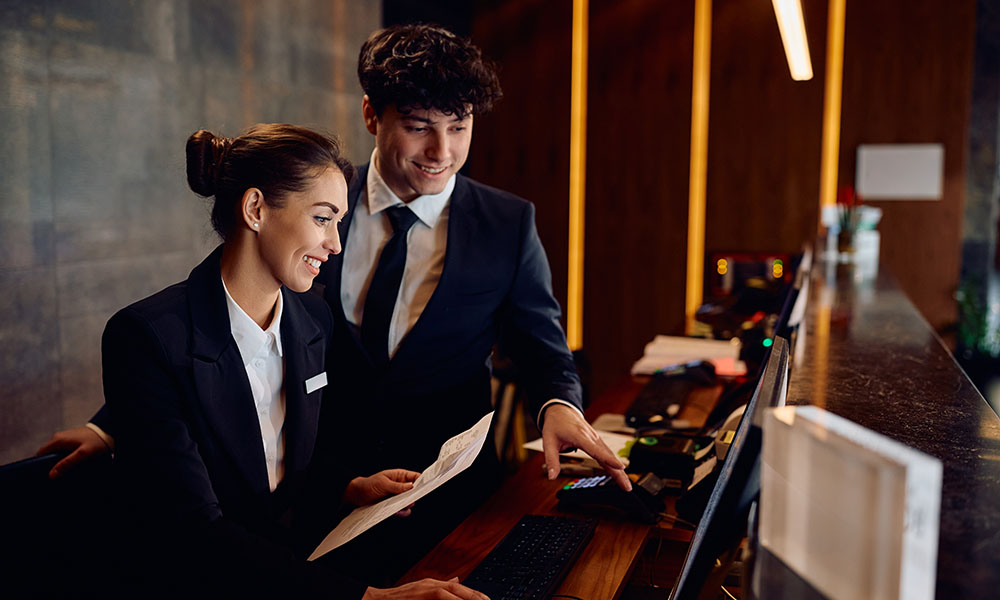 Profesionales del sector turístico optimizando la gestión de un hotel