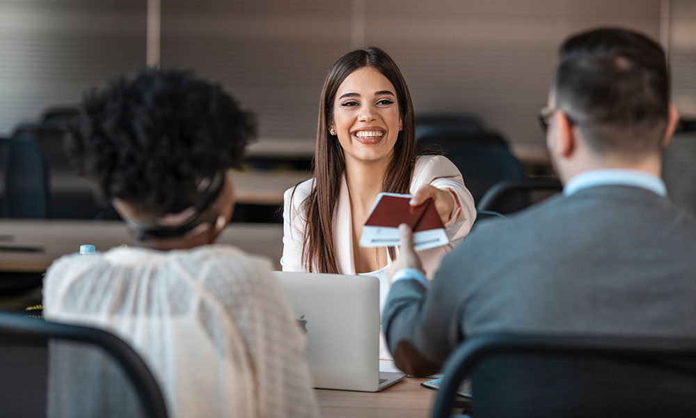 Profesional del proceso de venta atendiendo a clientes