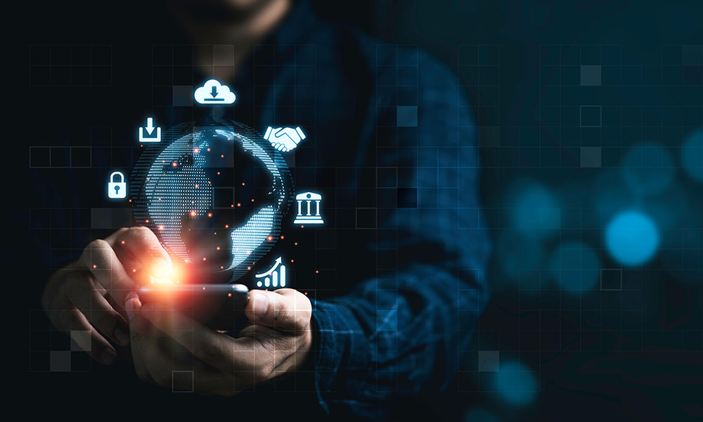 Hombre manejando Big Data desde su teléfono