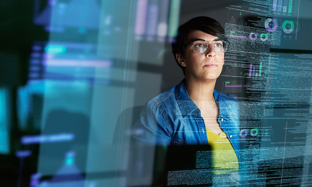 Persona con competencias digitales avanzadas mirando datos en una pantalla
