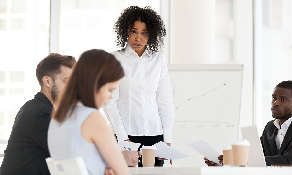 Trabajadora en la resolución de conflictos con un grupo de empleados